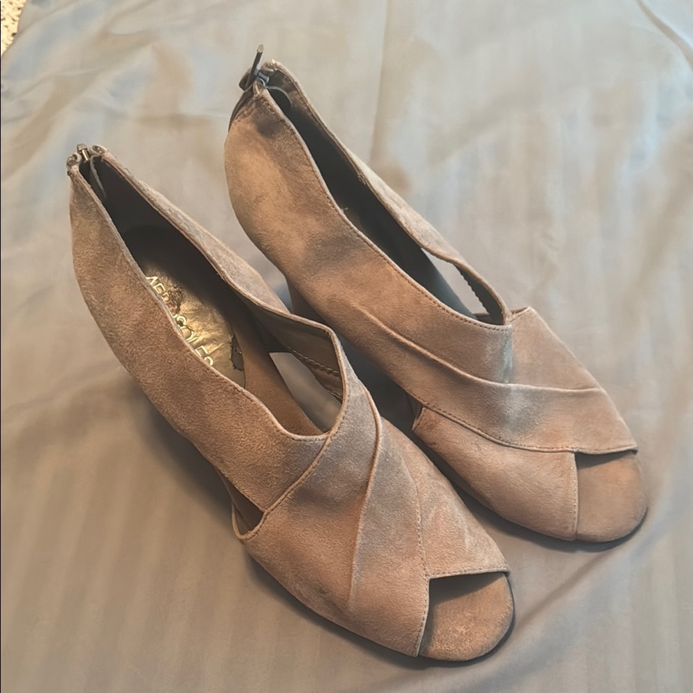 AEROSOLES Tan Suede Heels with Crisscross Design